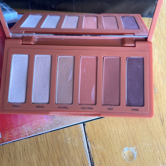 Lot of Urban Decay Eyeshadow pallets - Picture 3 of 4